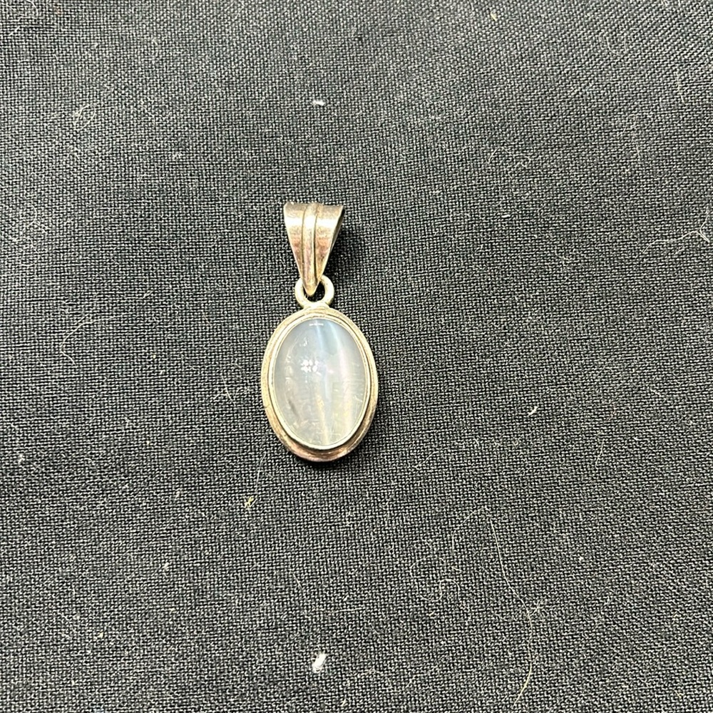 Moonstone pendant in silver